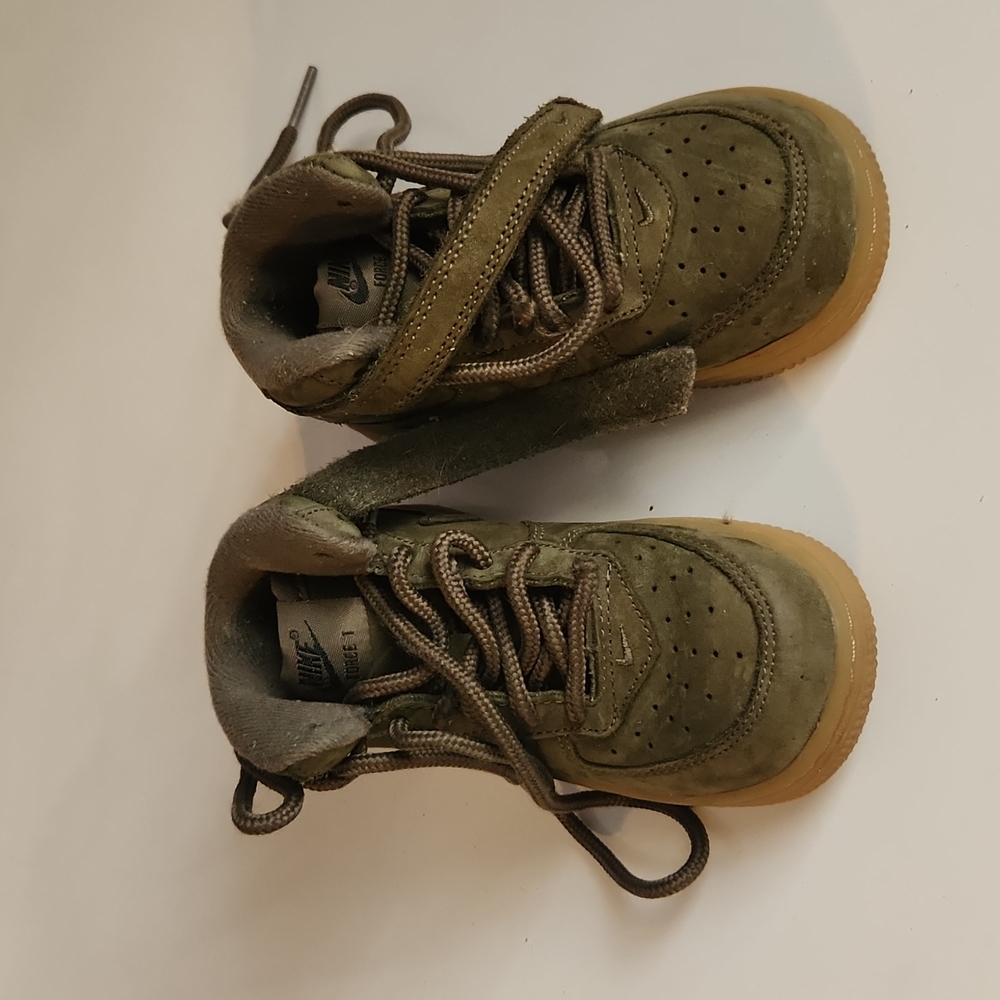 Nike Kids Sneakers in Olive Green